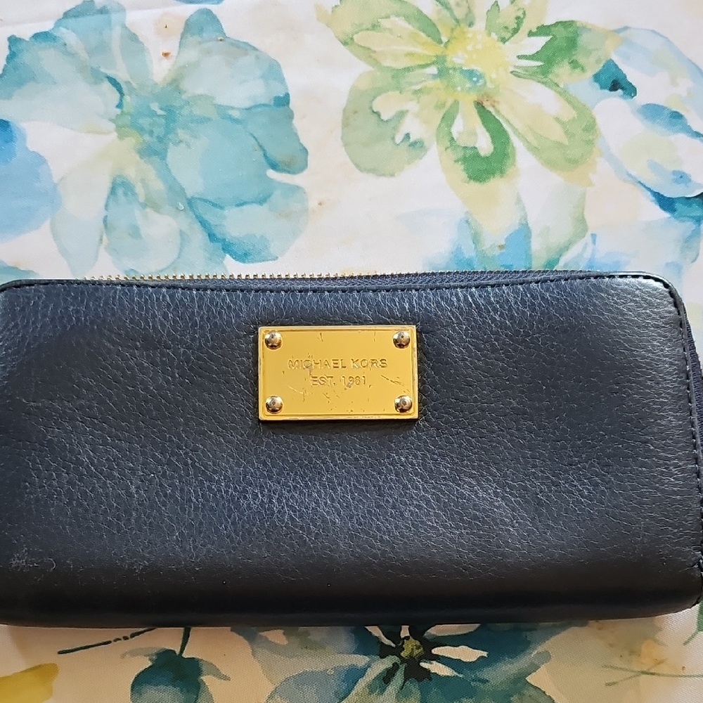 Michael Kors Elegant Black Wallet with Gold Plate